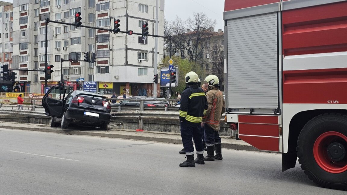 Кола на ръба на реката