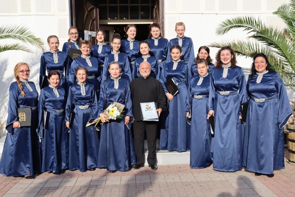 Академичен народен хор - Пловдив, диригент проф. Костадин Бураджиев.