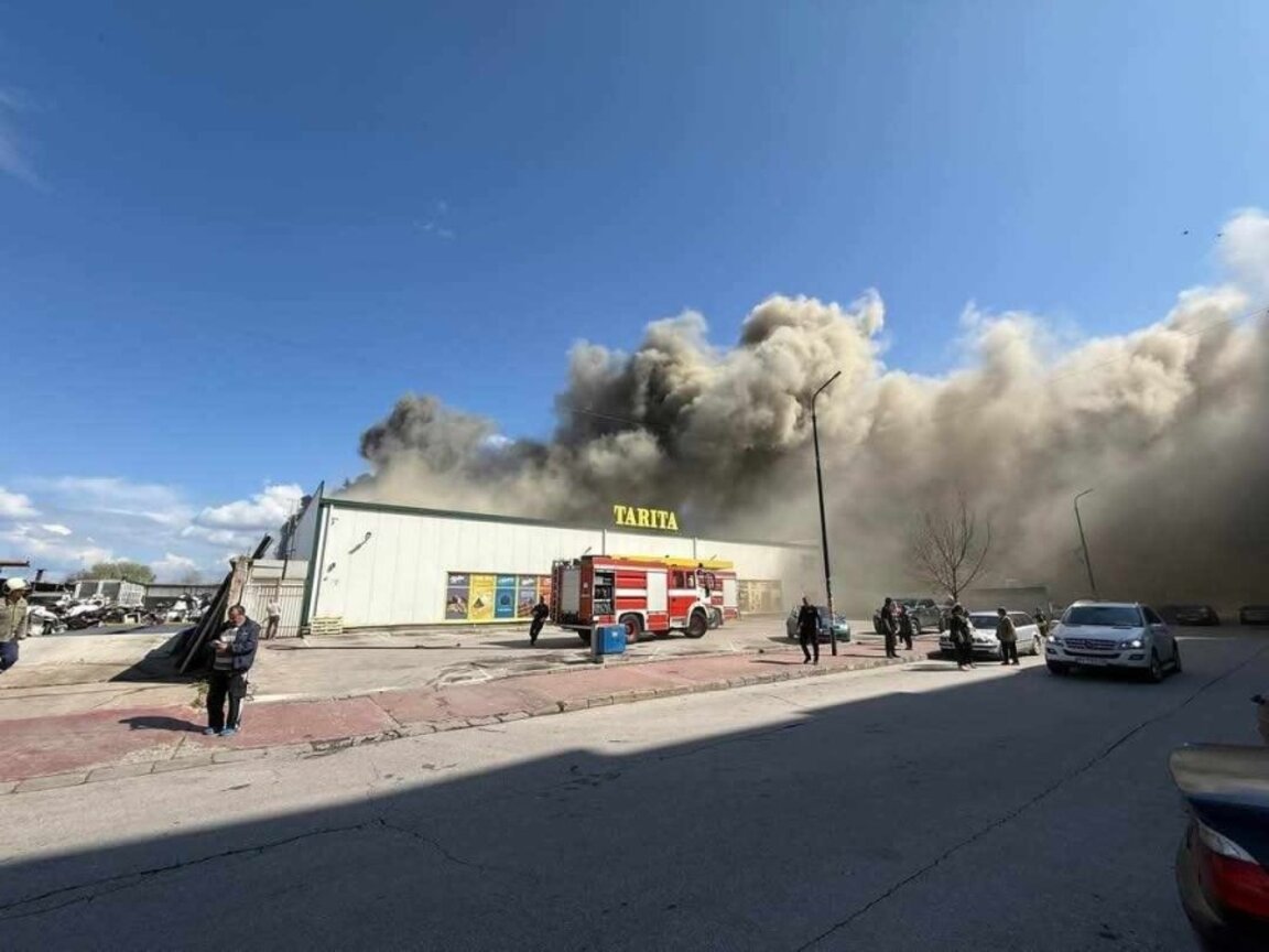 Пламна хипермаркет в Пазарджик, хората са евакуирани