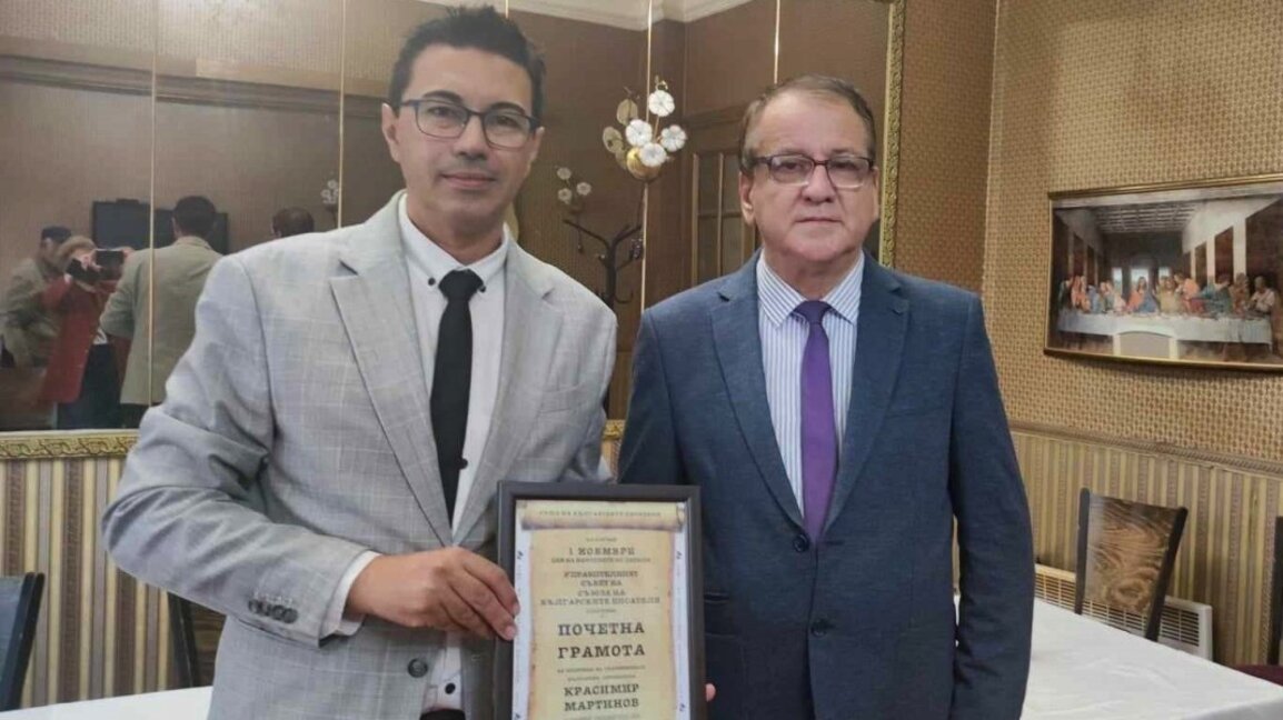 Kryeredaktori i Radio Bullgarisë Krasimir Martinov /majtas/ dhe kryetari i Unionit të Shkrimtarëve Bullgarë Bojan Angellov