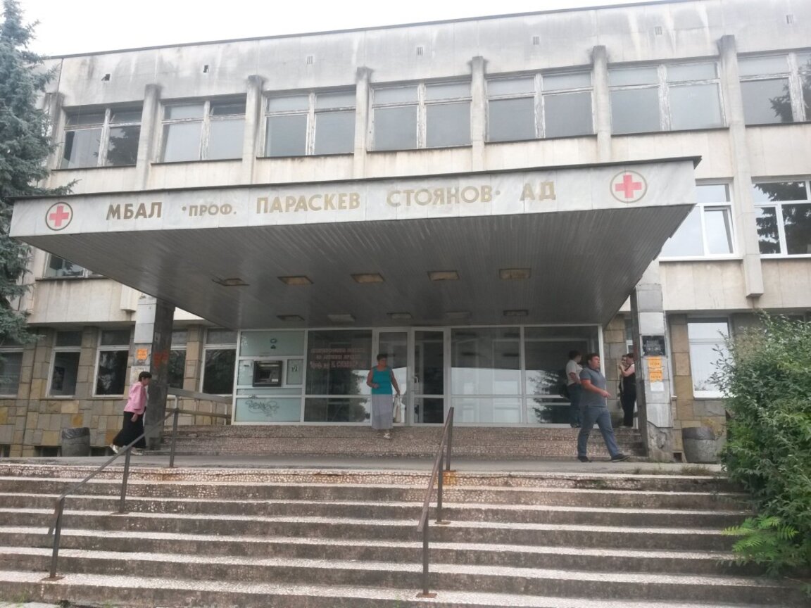 Заради ниски заплати сестри и лаборанти в Ловеч искат съдействие от областния управител
