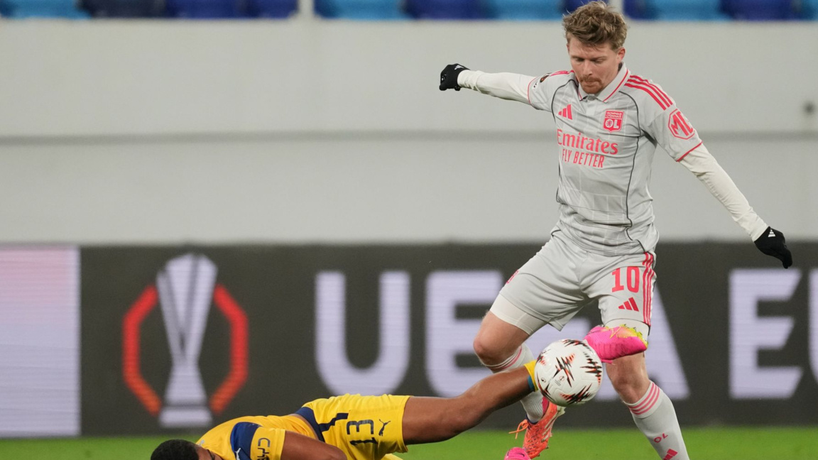 Олимпик Лион (в бяло) поведе в турнира след 6:0 срещу Макаби.