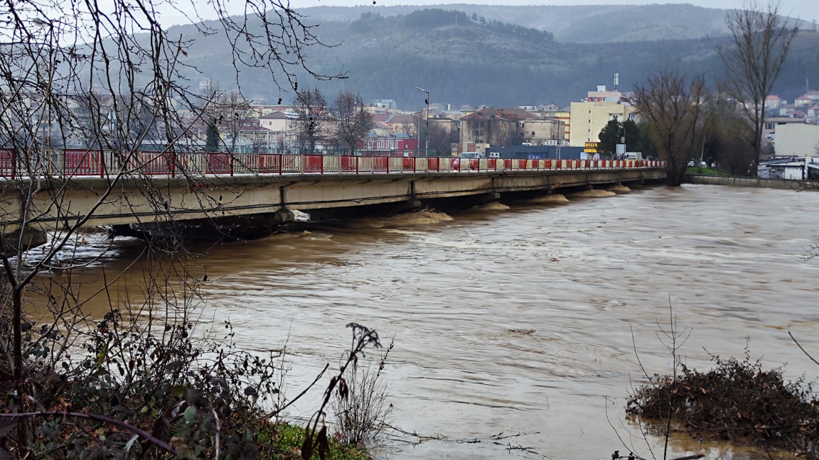 Река Крумовица с повишено ниво, водата е на три метра от моста