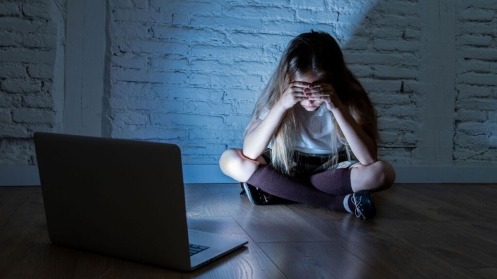 Cyberkriminelle hacken nicht nur Smartphones, auch die Psyche von Jugendlichen