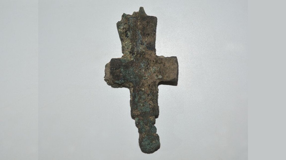 Jahrtausendealtes Kreuz in der antiken Festung Almus bei Lom entdeckt