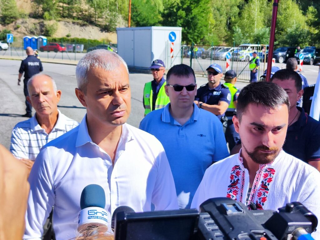 Костадинов подкрепя протестиращите на "Маказа" срещу полицейски кордон
