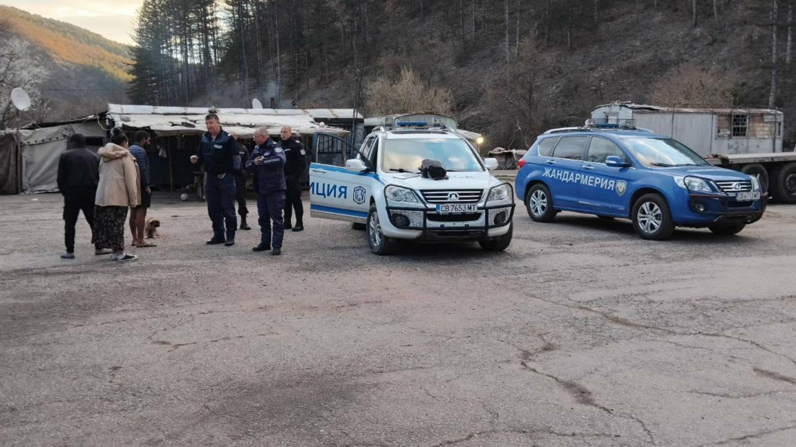 Тефтер със списък с имена и парични суми са открити и иззети в област Перник