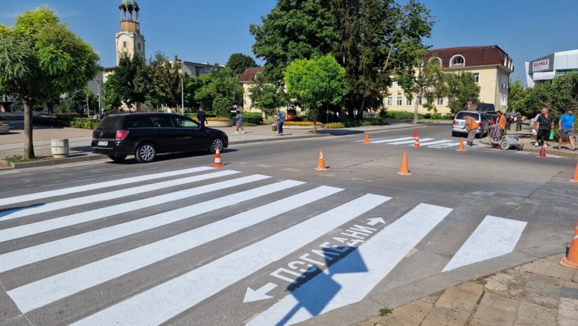 Se ia în considerare introducerea unei amenzi pentru cei care folosesc telefonul mobil pe trecerea de pietoni