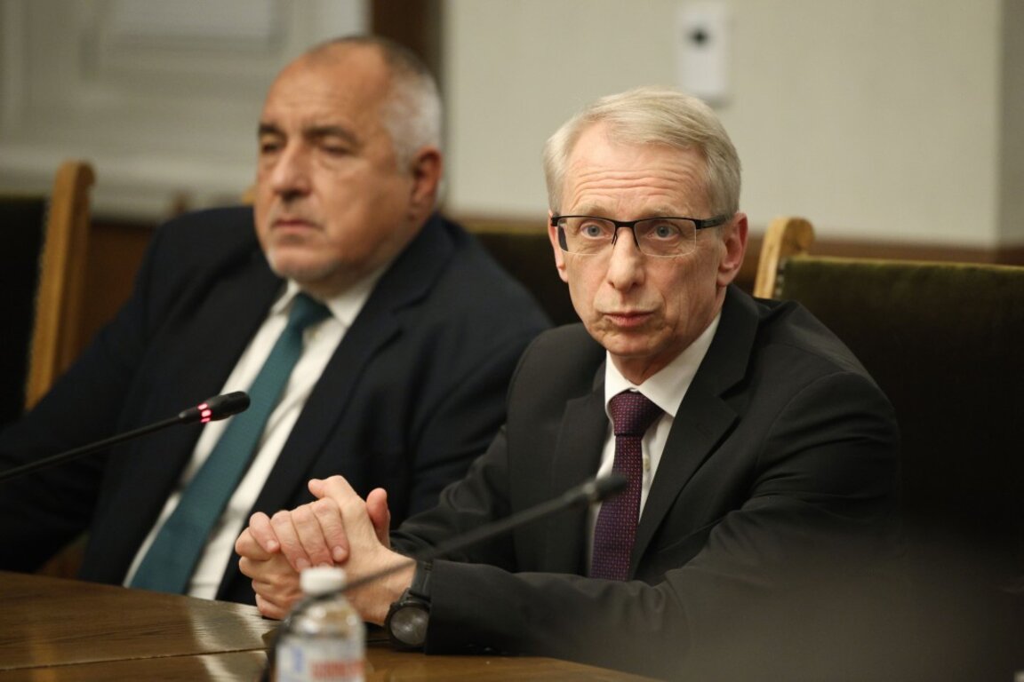 Лидерът на ГЕРБ Бойко Борисов (вляво) и министър-председателят Николай Денков