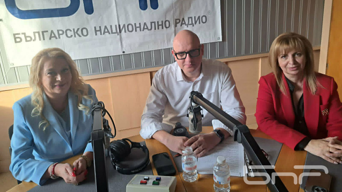 Анелия Торошанова, Тодор Капитанов и Величка Микова (отляво надясно)