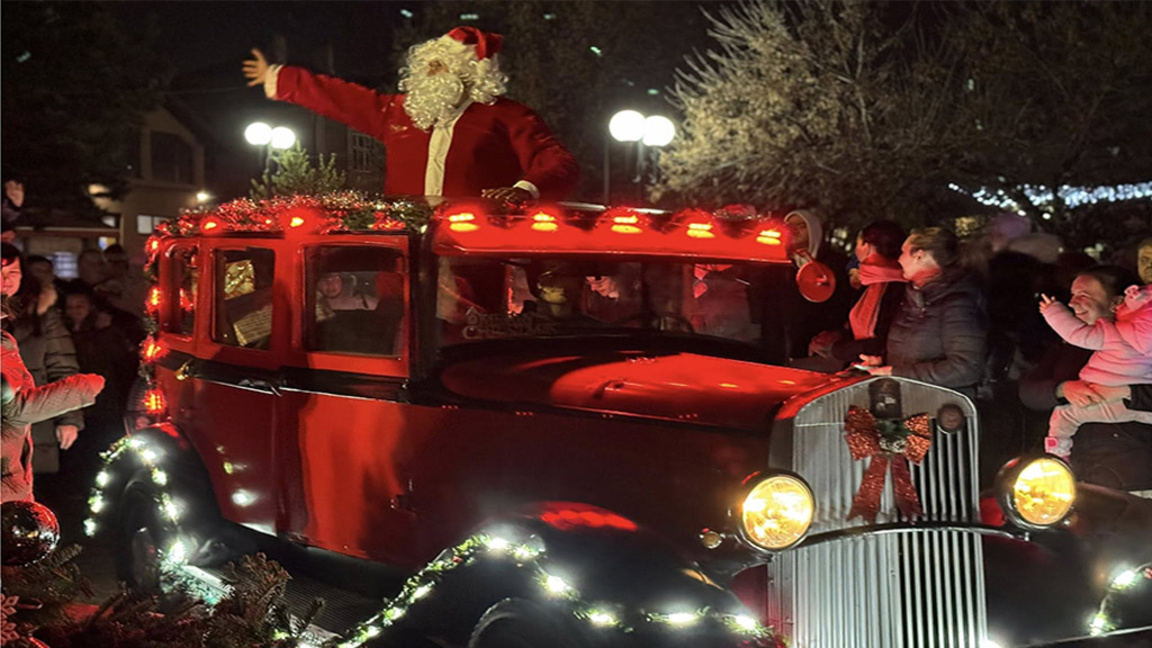 Дядо Коледа вече се появи в Костенец, и то по доста атрактивен начин