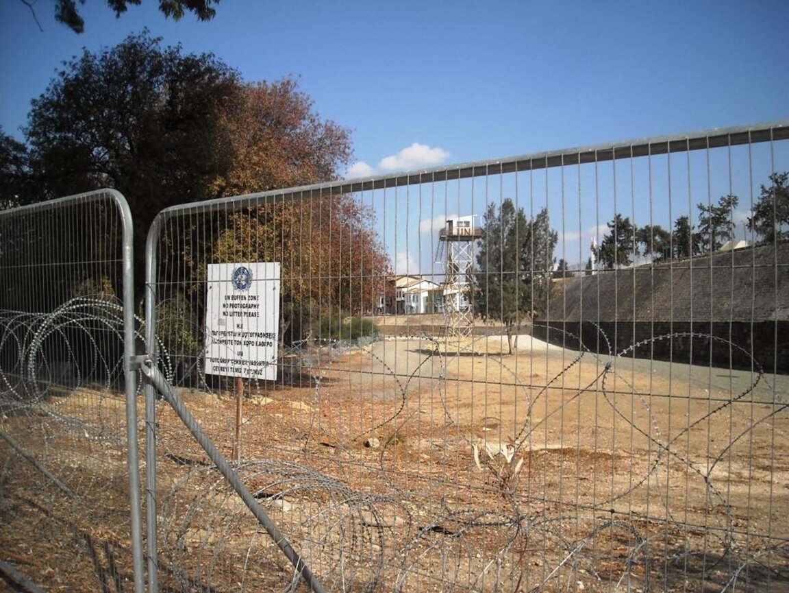 Никозия - буферната зона в централната част на града.