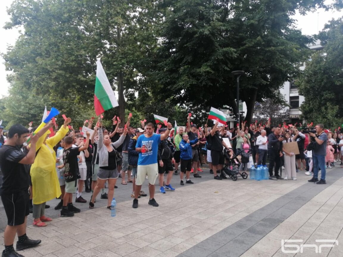 Плевенчани отново протестират пред сградата на Общината