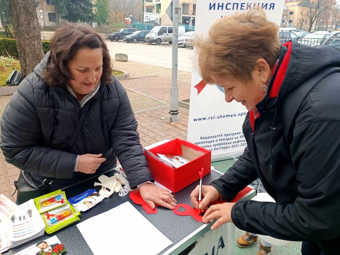 Червени панделки с послания