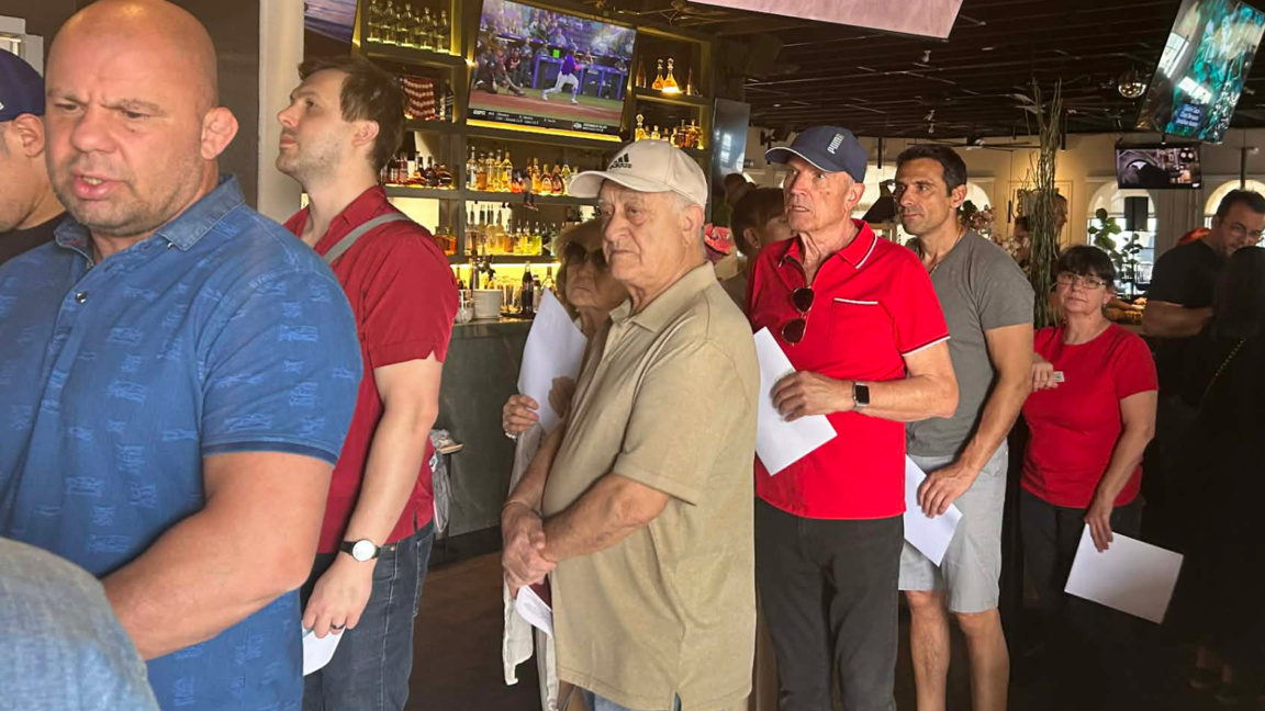 На опашка за гласуване – изборна секция в Лас Вегас