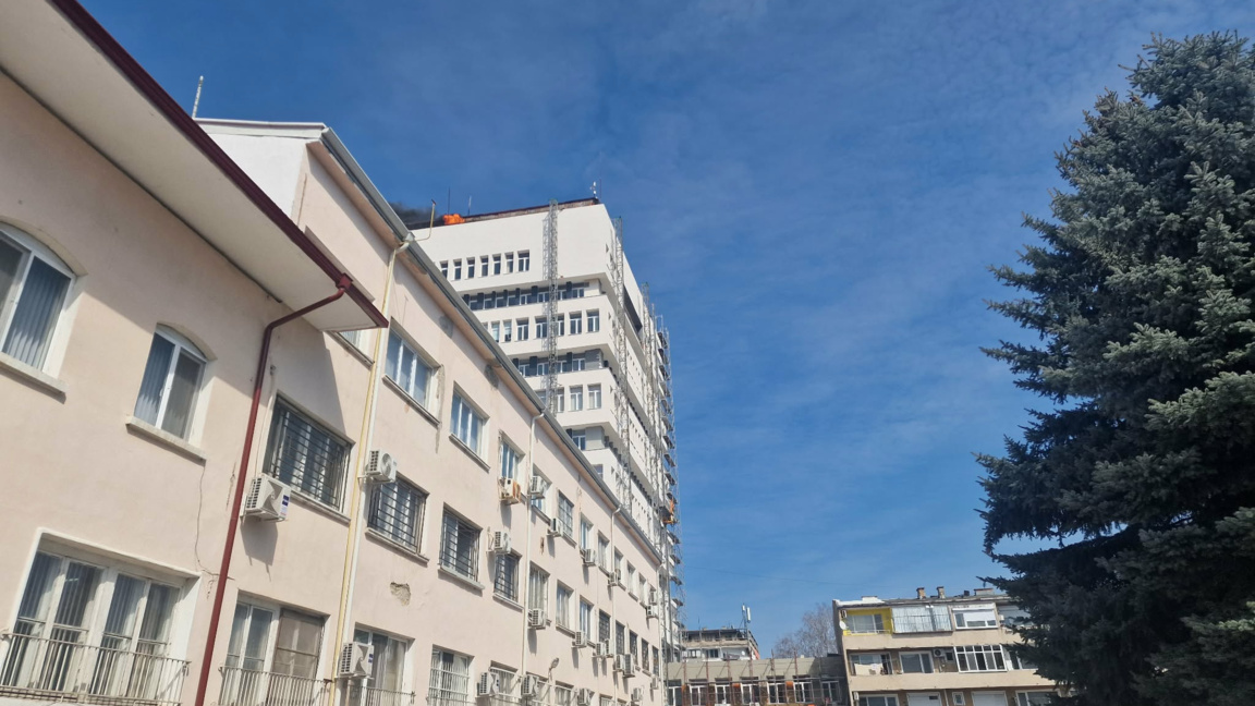 Пожар гори на покрива на Общината в Разград