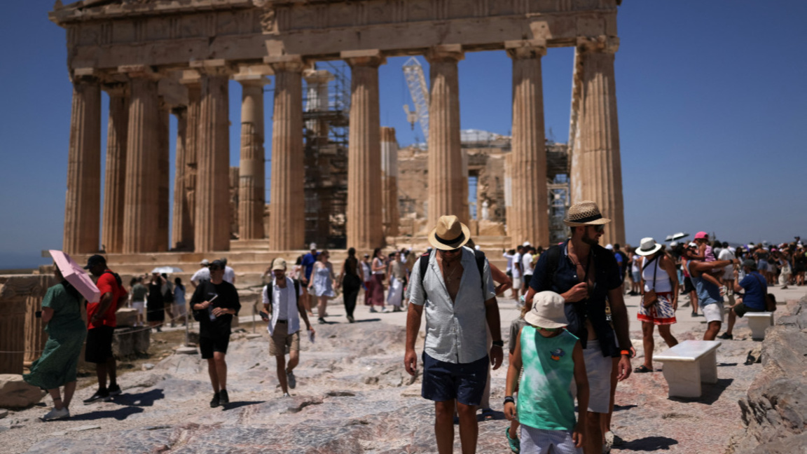 Евростат: Половината гърци нямат средства дори за седмична почивка извън дома