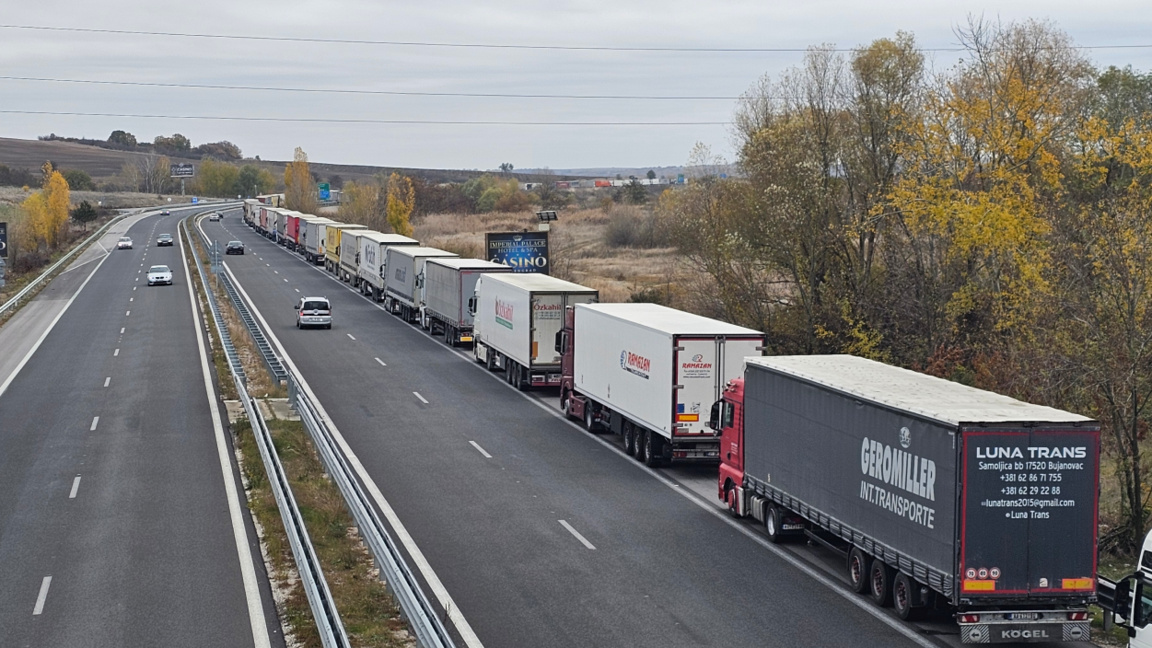 Long queues of trucks at the border with Türkiye