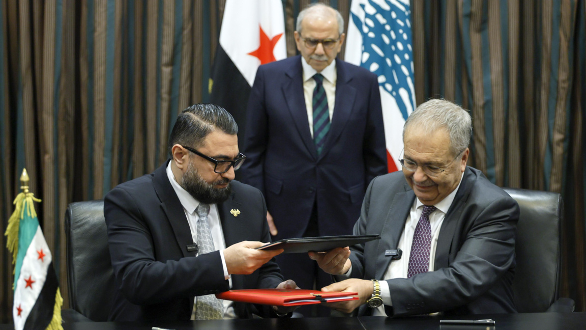 Сирийският министър на правосъдието Мазхар ал-Уаис (л.) и ливанският вицепремиер Тарек Митри подписват споразумението под погледа на минитър-предедателя на Ливан Науаф Салам