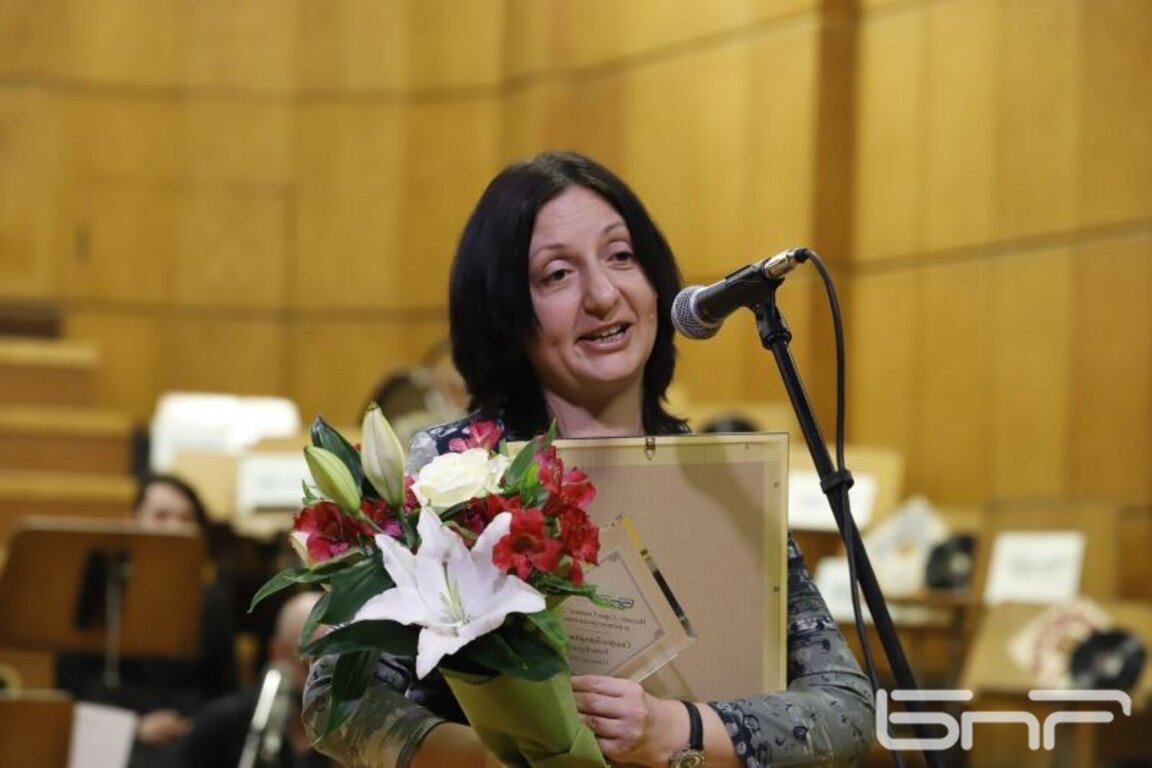 Стефка Бакърджиева при получаването на годишната награда за радиожурналистика "Сирак Скитник" през 2020 година