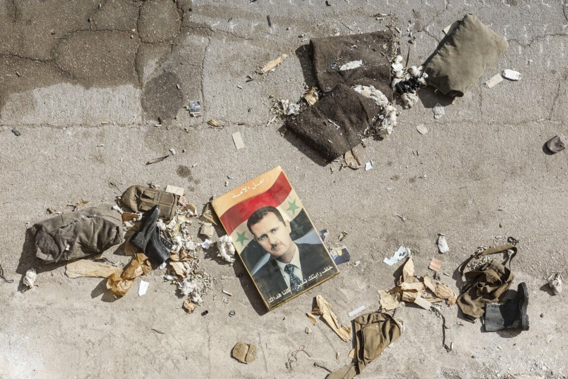 Портрет на Башар Асад в опустошена военновъздушна база край Дамаск, 16 декември 2024 г.