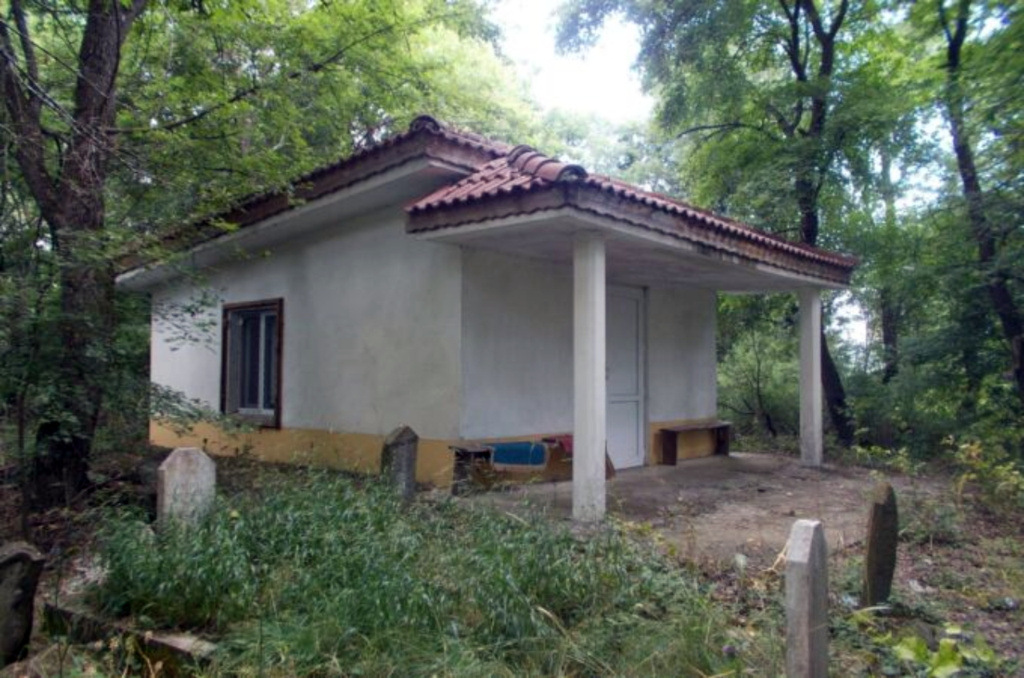 Dıjdovnik köyünde Yağmur Baba türbesi