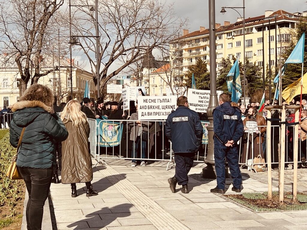Разделени на две групи - свещеници са на молитвено бдение в София