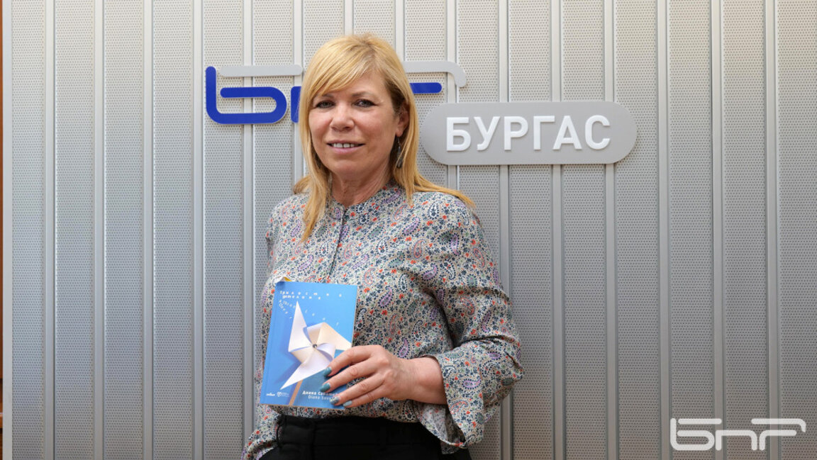 Диана Саватева събира нава, видения и безпокойства на два езика в "Трилистна детелина" (ВИДЕО)