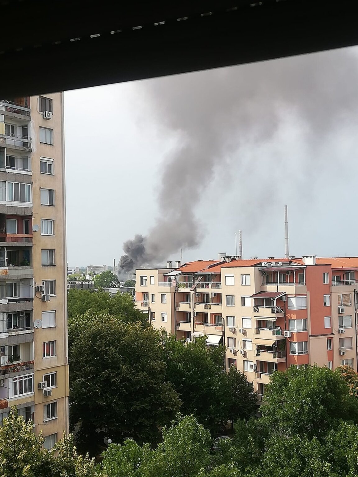 Пожар лумна в цех на Брезовско шосе, районът е задимен