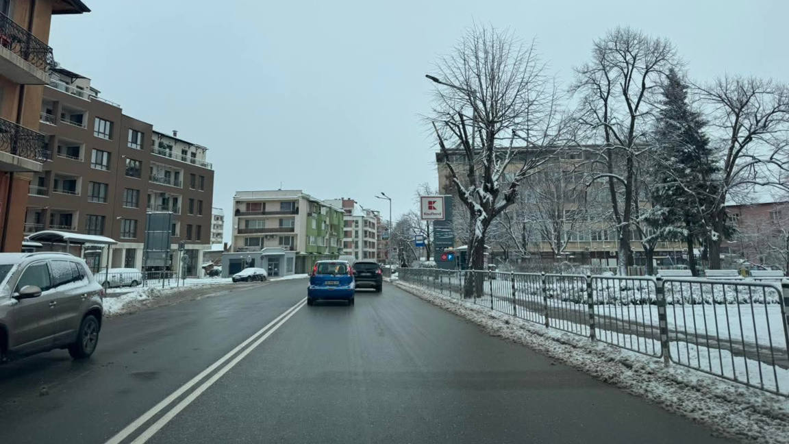 Продължава чистенето на снега във Враца