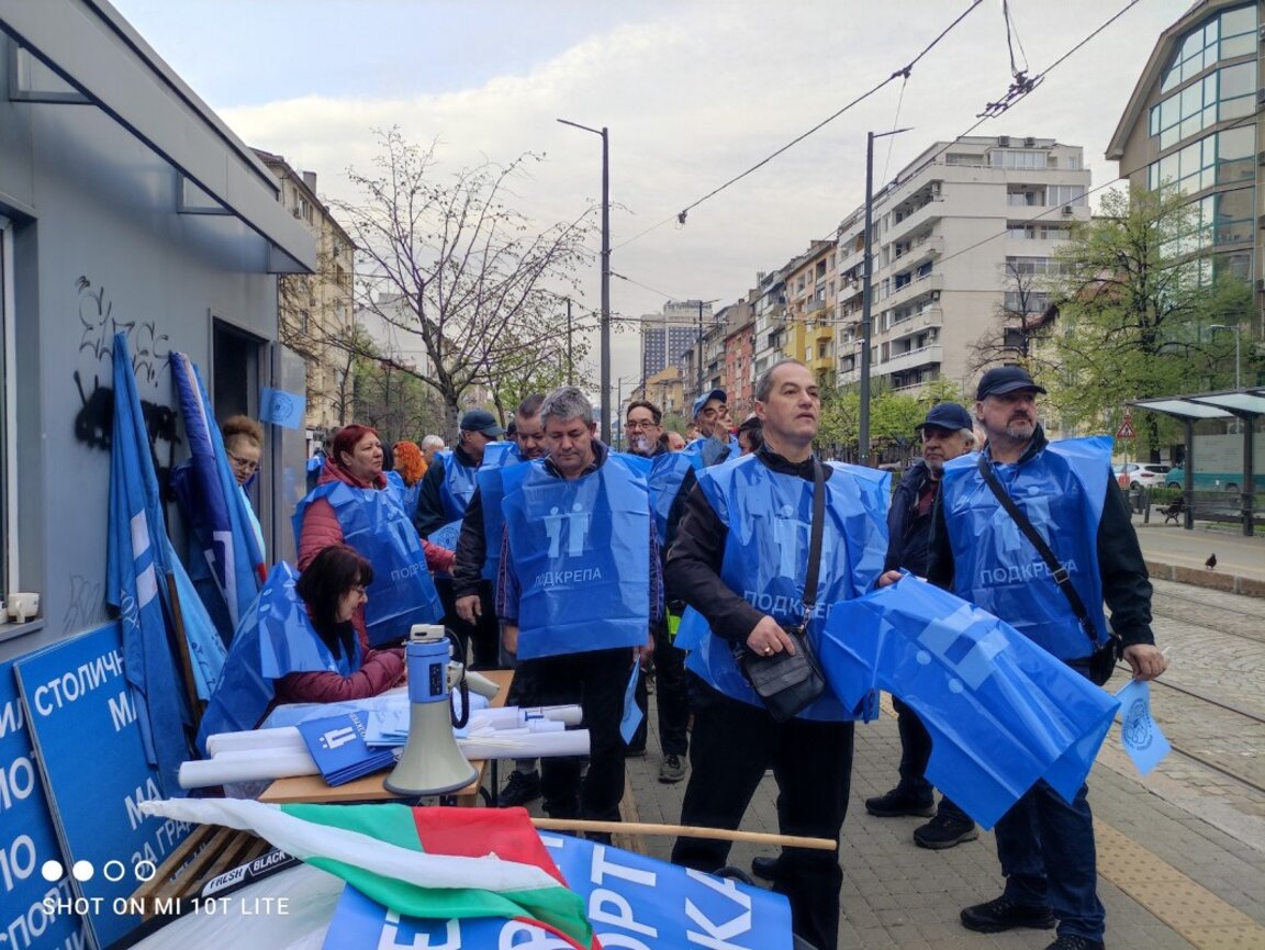 Служители в градския транспорт блокираха възлови кръстовища в София