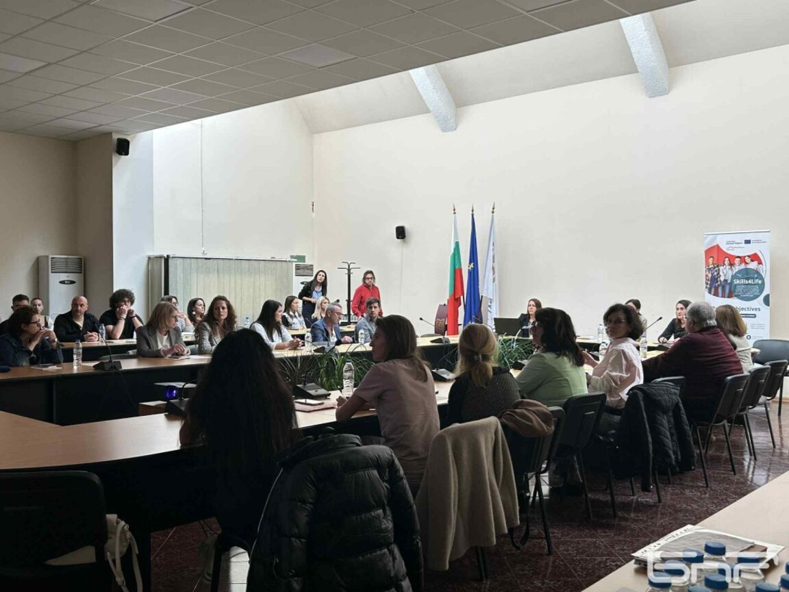 В ЮЗУ дискутираха правата и подкрепата на младежите, напускащи приемна грижа