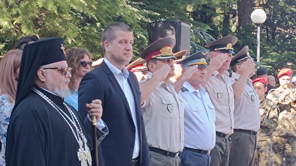 Официалните лица, присъстващи на почетния ритуал