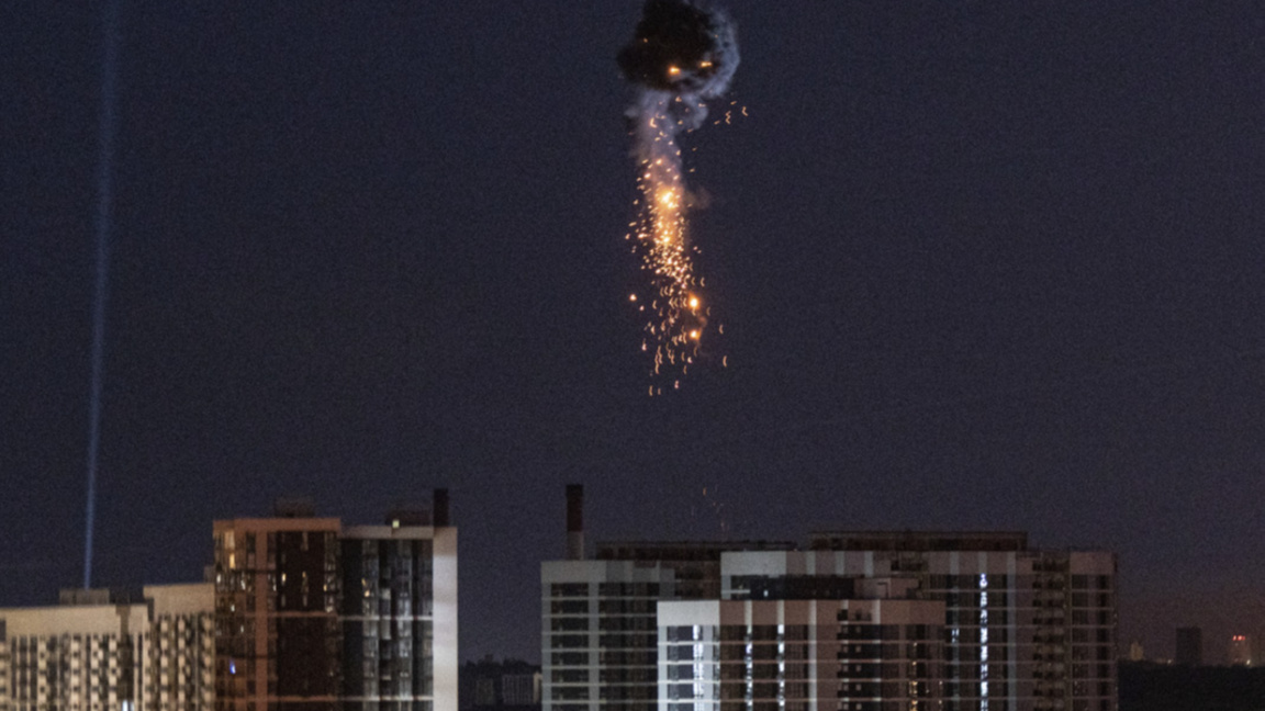 Украинската противовъздушна отбрана сваля дрон "Шахед" в небето над Киев