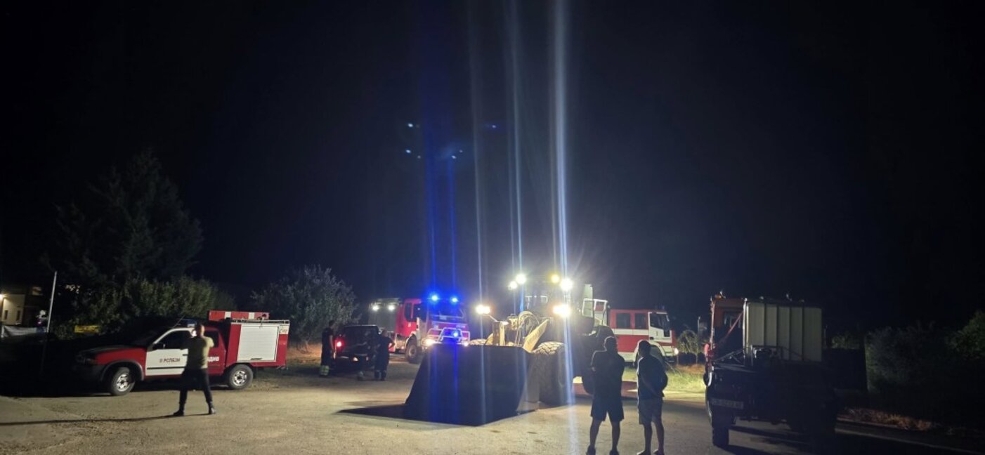 Овладяха големия пожар около Виноградец и Карабунар