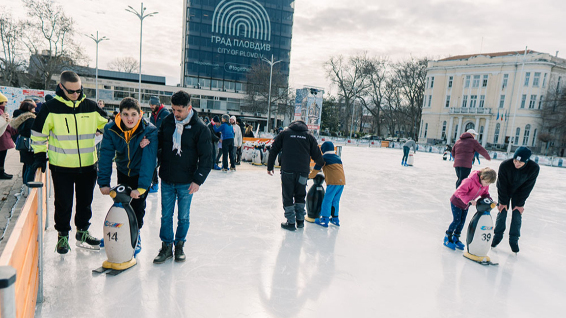 Ледената пързалка в Пловдив посрещна деца и хора със специални потребности