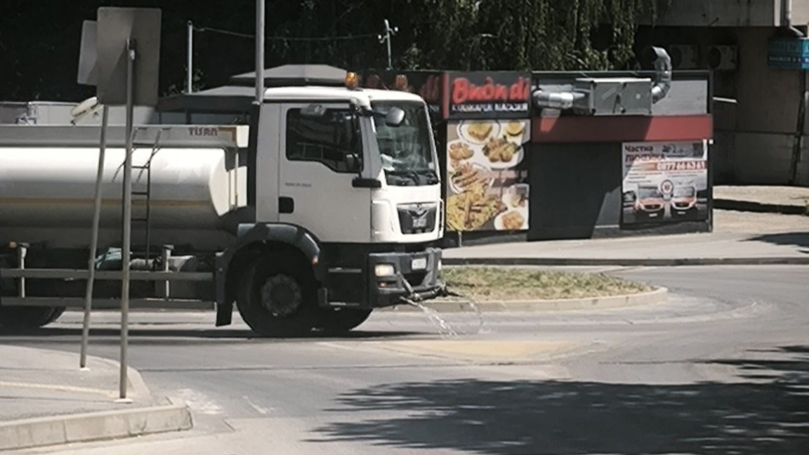 Оросяват улиците заради жегата