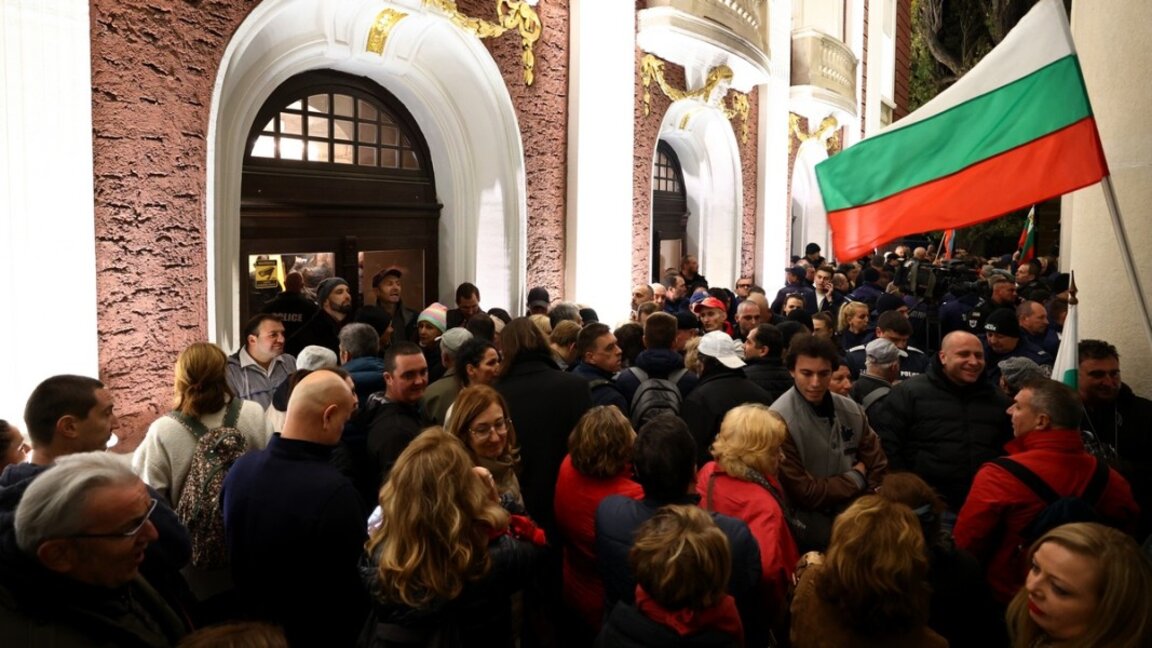 Неглижирането на случилото се пред Народния театър рискува да го превърне в норма