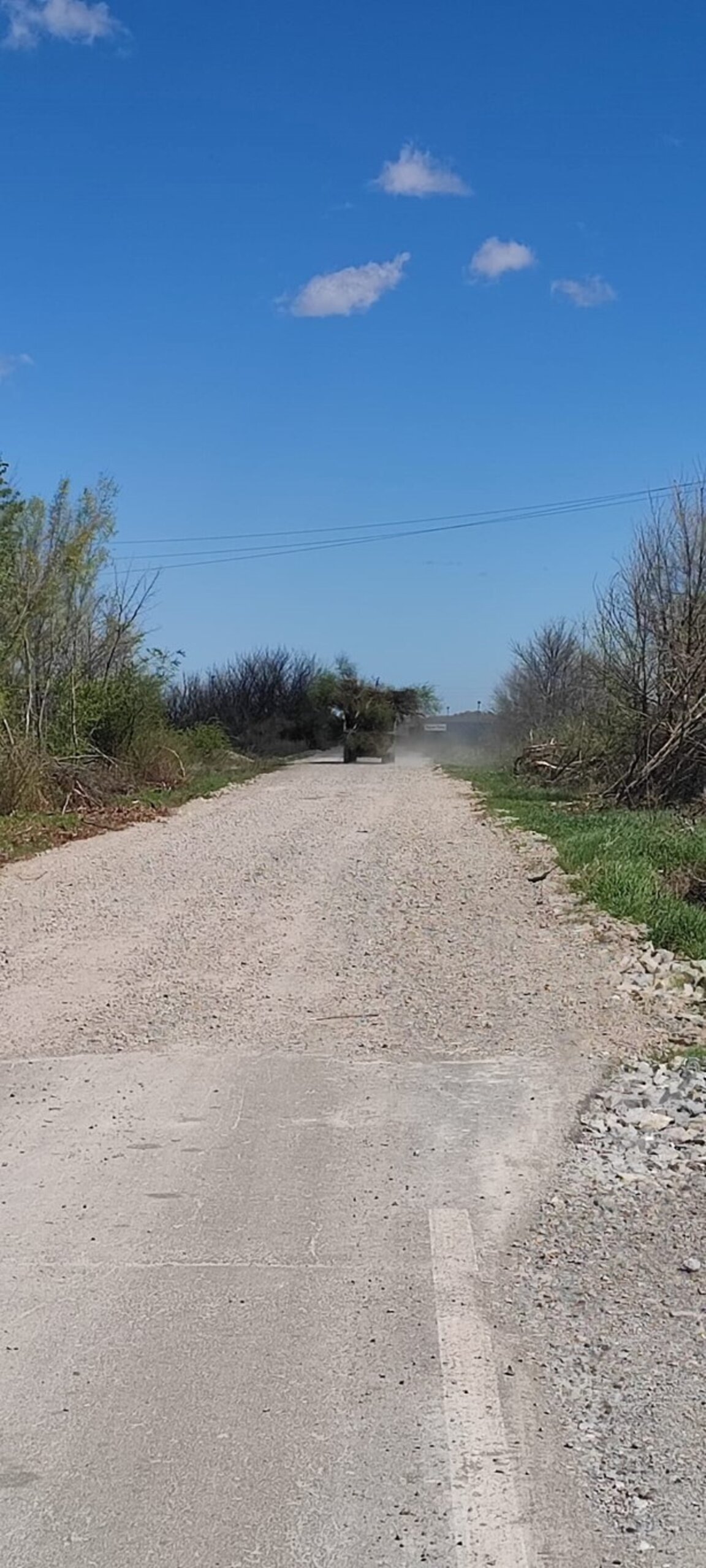 Започна отново ремонтът на пътя към село Черно поле