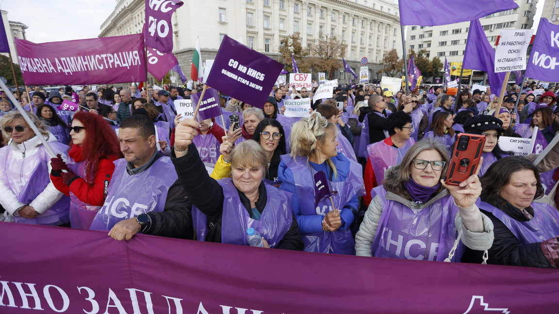 Protesters demand a pay rise of at least 10% for public-sector employees