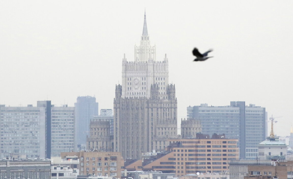 Изглед към сградата на министерството на външните работи на Русия от Воробьови хълмове, Москва.