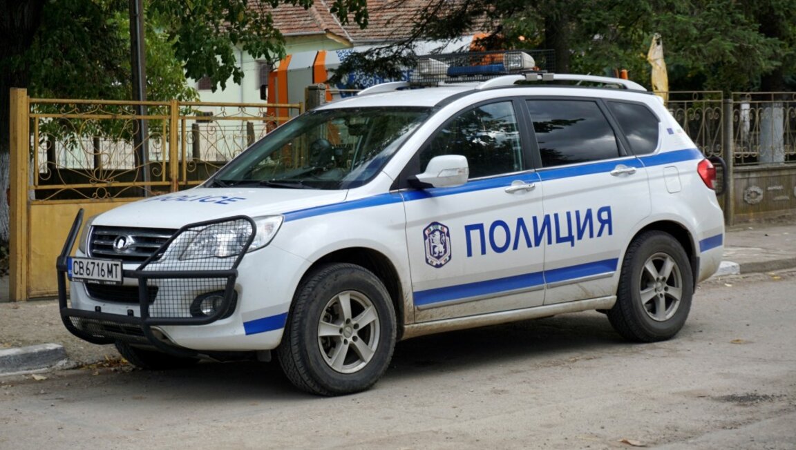Заловиха криминално проявен, докато ограбва къща