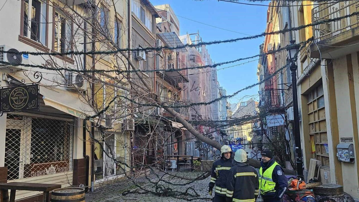 Вятърът остава силен, но скоростта му намалява