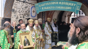 Стотици миряни посрещнаха двамата патриарси в Рилския манастир