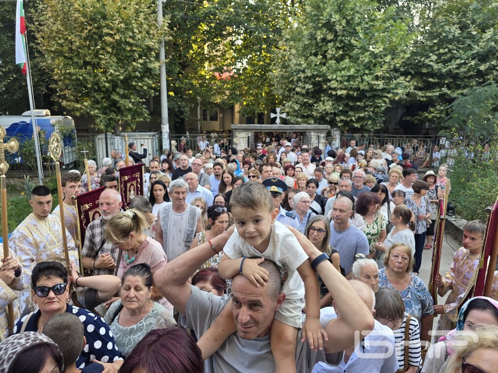 Стотици вярващи изпълниха двора и църквата в очакване да се поклонят на образа на Божията майка