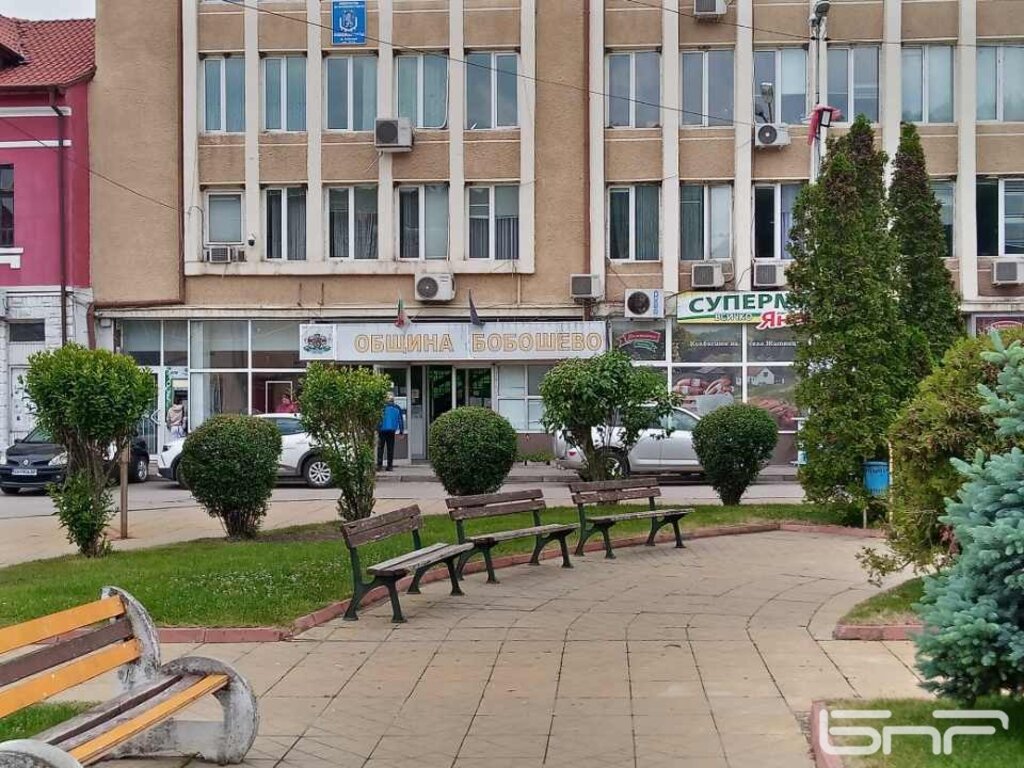 Ремонтират общинска собственост в Бобошево