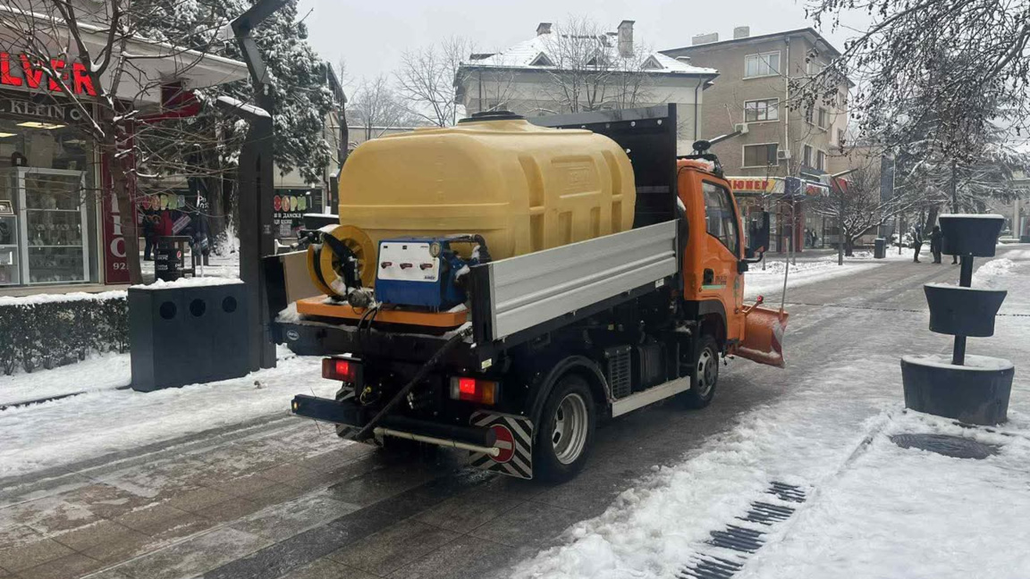 Леден дъжд валя във Враца