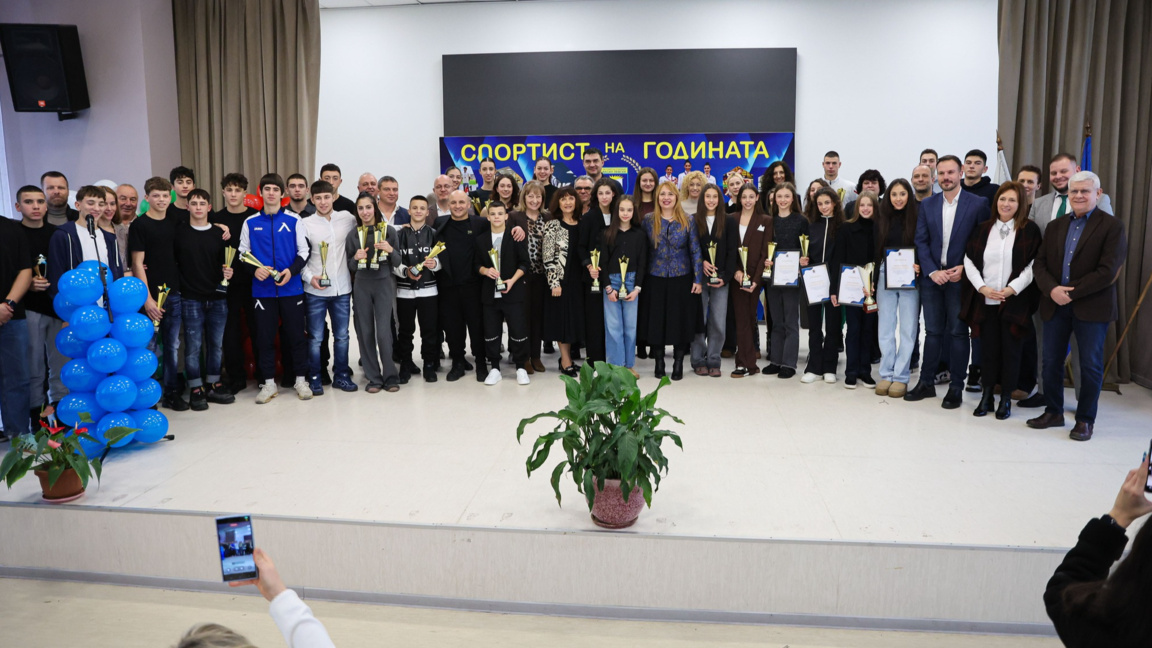 Гимнастички, волейболисти и борци доминират в класацията на 166-о спортно у-ще