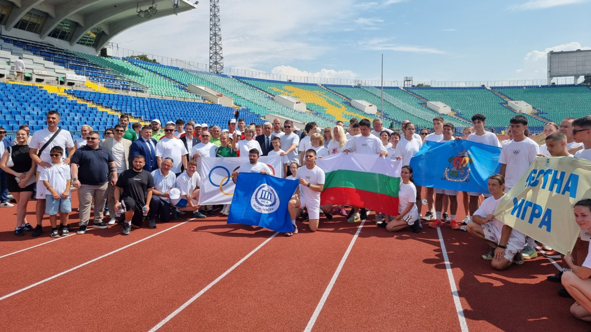 Щафетата финишира на Националния стадион.