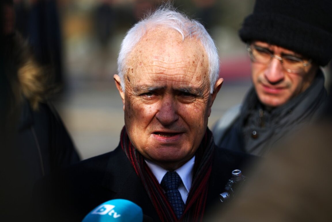 Министърът на отбраната Атанас Запрянов.